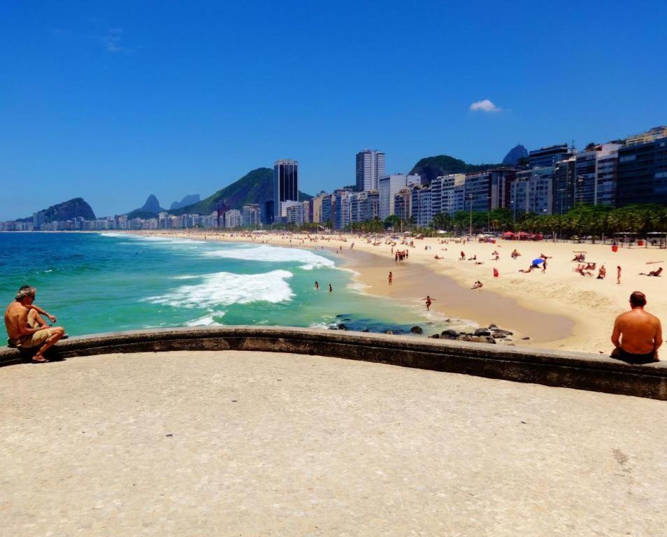 Copacabana Beach Apartment: 3 Bedrooms, 4 Baths, Air Con & Wi-Fi Rio de Janeiro Exterior photo
