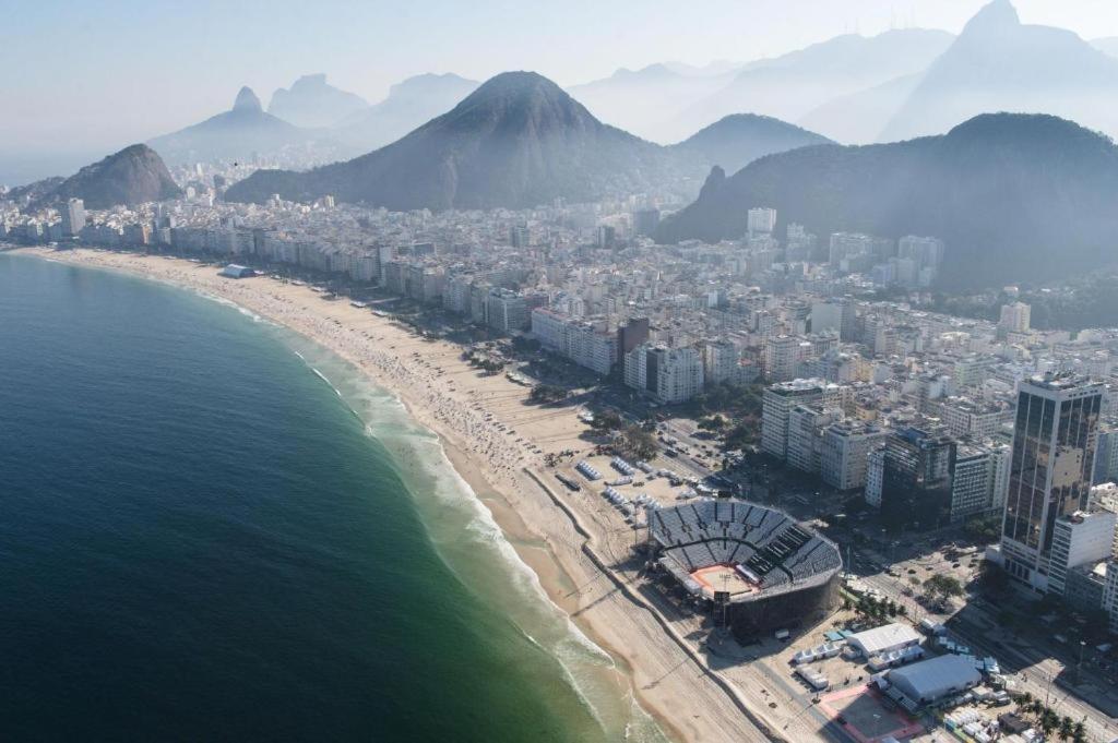 Copacabana Beach Apartment: 3 Bedrooms, 4 Baths, Air Con & Wi-Fi Rio de Janeiro Exterior photo